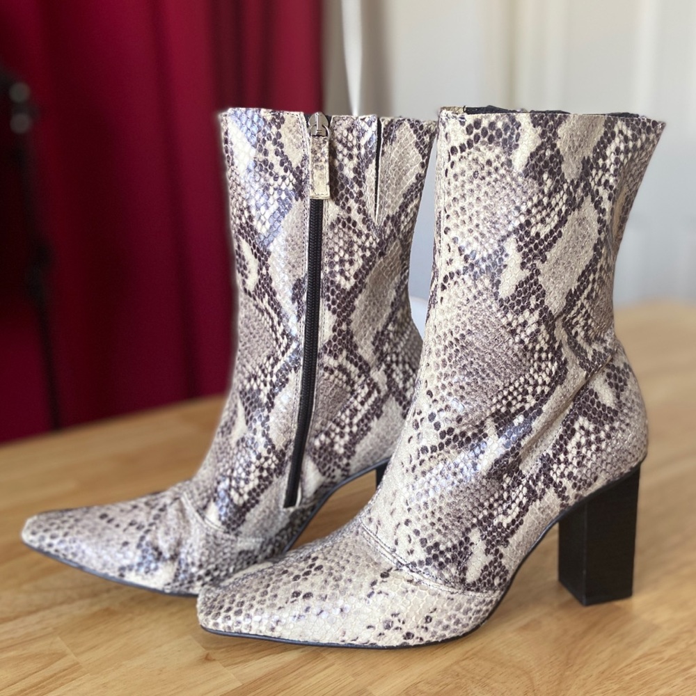 TopShop White Snakeskin Boots - Size 40 - Heeled Ankle Boots - Black and White